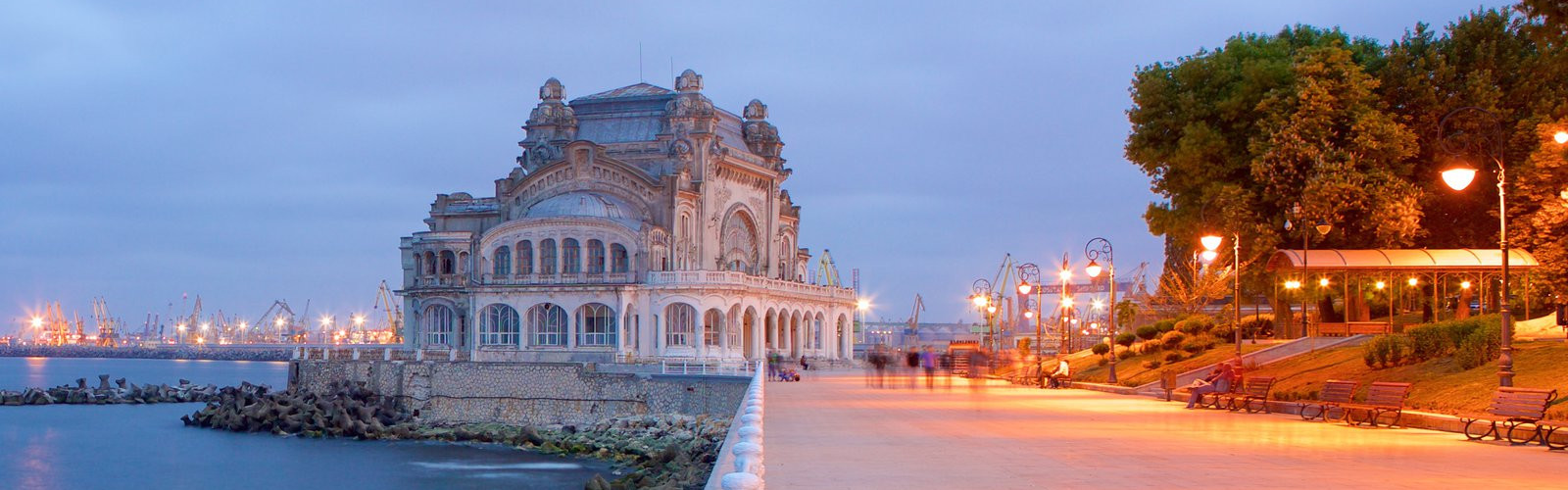 Hotels next to the Casino in ConstanțaThe abandoned casino in Constanta, a new art building overlooking the Black Sea. <br>
these ruins evoke the wild parties of a time when travelers come from all over Europe play to the end of the night.